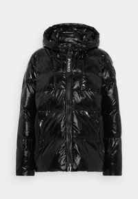 Černá zateplená bunda s lesklým, lesklým povrchem. Má kapuci, zipové zapínání a dvě boční kapsy. Naše štítek s nápisem "PINKO" je viditelný.