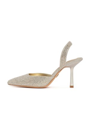 Zilveren slingback hoge hak schoen bedekt met kleine fonkelende steentjes met puntige neus en smalle hak op witte achtergrond.