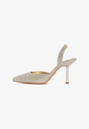 Zilveren slingback hoge hak schoen bedekt met kleine fonkelende steentjes met puntige neus en smalle hak op witte achtergrond.