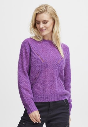 Pull en tricot violet avec une finition texturée, présentant un col rond et des découpes subtils le long des épaules et des côtés.