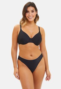 Ensemble de lingerie noire mettant en avant un soutien-gorge moulé avec des bretelles ajustables et un bas bikini assorti, rehaussé de détails en couleur claire.
