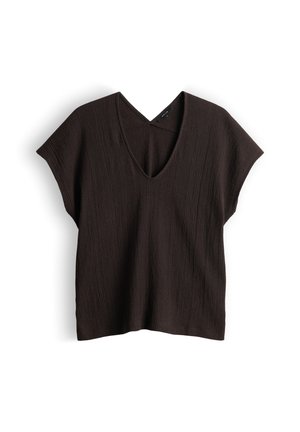Blouse noire texturée à manches courtes avec col en V et coupe décontractée, présentée sur fond blanc.