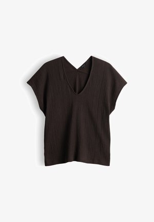 Zwarte, gestructureerde korte mouwen blouse met V-hals en losse pasvorm, weergegeven op een witte achtergrond.