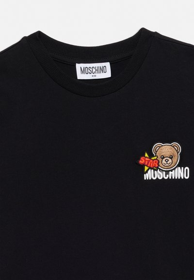 Tricou cu guler rotund pentru copii negri, cu etichetă Moschino, ursuleț brodat, stea galbenă și text roșu "star" pe piept.