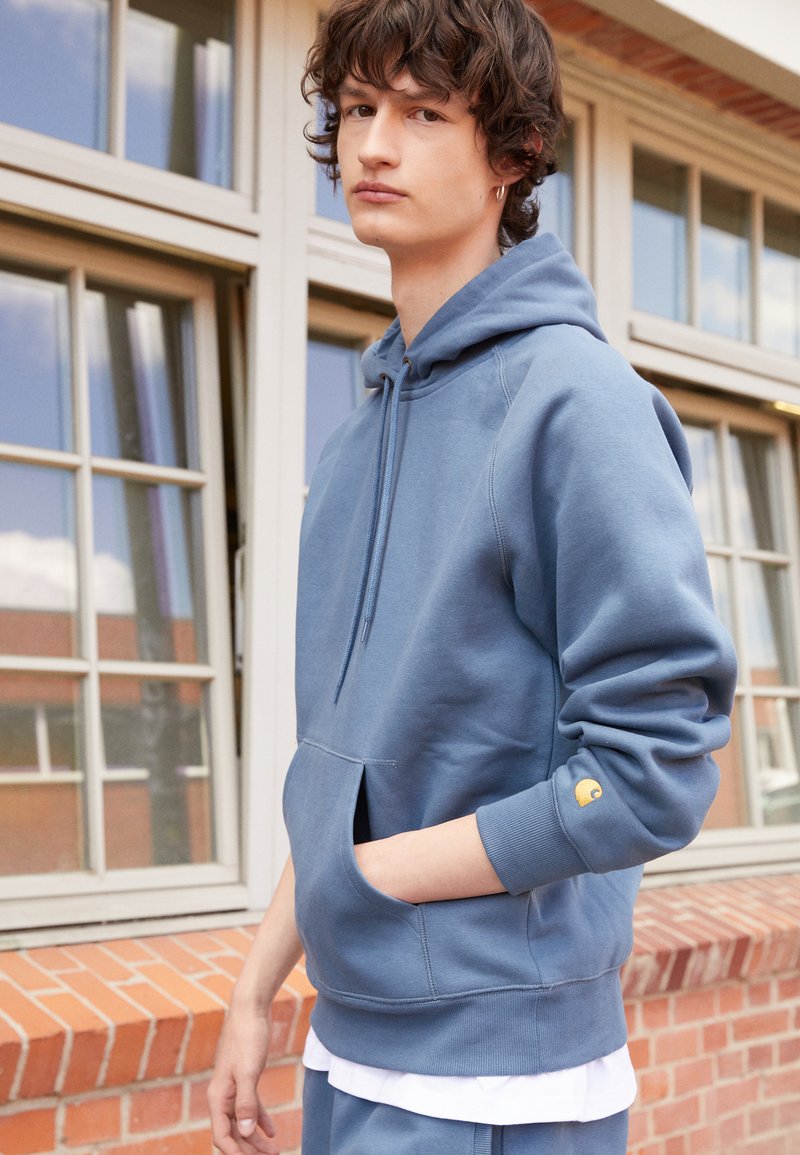 Carhartt WIP HOODED CHASE - Hoodie - storm blue/gold-coloured/blue -  Zalando.ie