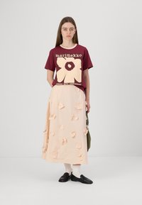 Marimekko ERNA UNIKKO PLACEMENT - Trükipildiga T-särk - wine red/light rose