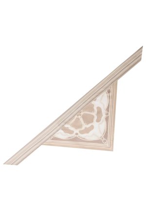 Dreieckförmiger, beiger Schal mit kunstvollen weißen und hellbraunen Mustern, diagonal gefaltet vor weißem Hintergrund.