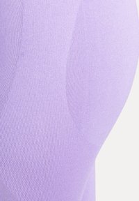 Leggings morados con una tela suave y elástica, con una textura sutil y un diseño ajustado que resalta las curvas del cuerpo.