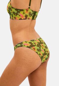 Mönstrad bikiniuppsättning med grön bas och blommiga accenter i rosa och gult, tillverkad av ett mjukt, lätt tyg med justerbara axelband.