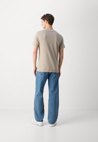 Barbour AUSTWICK  - Basic póló - concrete