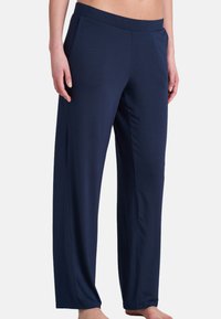 Pantaloni leggeri color blu navy realizzati in tessuto morbido. Presentano una vita elastica e gambe diritte. Texture liscia, ideale per un abbigliamento casual.