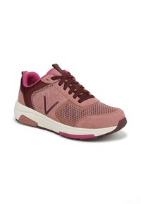 Roze en bordeaux sport sneaker van mesh en suede materiaal, vetersluiting ontwerp, contrasterende accenten en een getextureerde rubberen buitenzool.