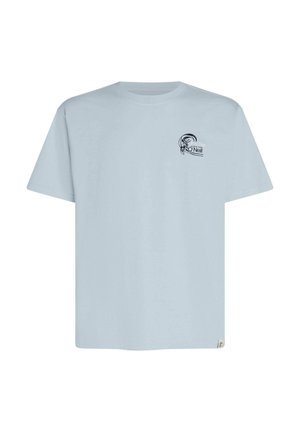 Vaaleansininen puuvillainen t-paita, jossa on pyöreä pääntie, lyhyet hihat ja vasemmassa rinnassa painettu logokuva. Klassinen istuvuus, pehmeä tuntuma.