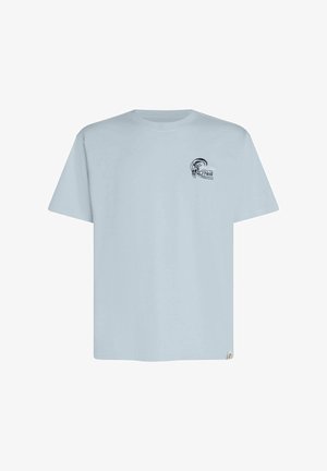 Vaaleansininen puuvillainen t-paita, jossa on pyöreä pääntie, lyhyet hihat ja vasemmassa rinnassa painettu logokuva. Klassinen istuvuus, pehmeä tuntuma.