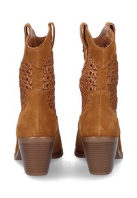 Botas de tobillo de ante marrón con detalle trenzado en los lados, tacón apilado y diseño de parte trasera abierta. Superficie texturizada y suela robusta.