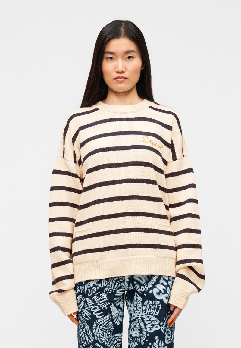 Pull rayé crème et marron foncé, coupe décontractée, col et poignets côtelés, avec logo brodé sur la poitrine gauche.