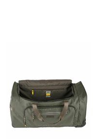 Sac de voyage vert olive avec deux poignées, poche zippée à l'avant et compartiment principal ouvert montrant une petite poche intérieure zippée avec un onglet jaune.