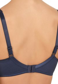 Granatowy stanik widoczny z tyłu, z regulowanymi ramiączkami, zapięciem na haftkę oraz gładkim materiałem z minimalnymi detalami.