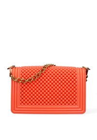Oranje handtas met een gestructureerd rechthoekig vorm, voorzien van een verhoogd stippenpatroon en een gouden kettinghengsel.