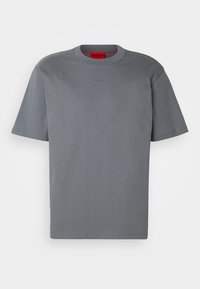 Grijze katoenen T-shirt met een ronde halslijn, korte mouwen en subtiele branding in een donkerder grijs over de borst. Soepele textuur, ontspannen pasvorm.