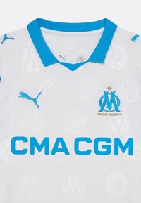 Fehér mez türkiz színű díszítéssel, gallérral, Puma logóval és "CMA CGM" felirattal. A szövet finom mintázatában a csapat logói láthatók.