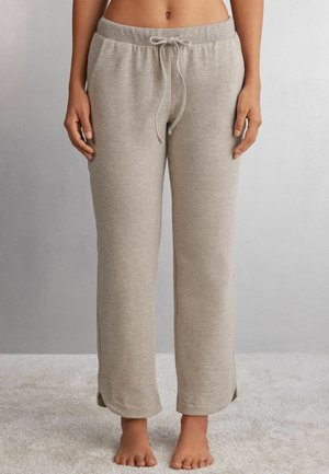 Grau, weiche Lounge-Hose aus Stoff mit elastischem Bund, Kordelzugverschluss und seitlichen Schlitzen am Saum. Keine sichtbaren Taschen.