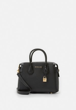 Sac à main en cuir noir Michael Kors avec deux poignées, une bandoulière amovible et un petit charm cadenas doré à l'avant.