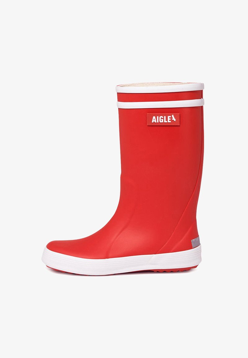 Roter Gummiregenstiefel bis zur Mitte der Wade mit weißer Sohle und Besatz, mit einem rechteckigen "AIGLE"-Logo an der Seite.