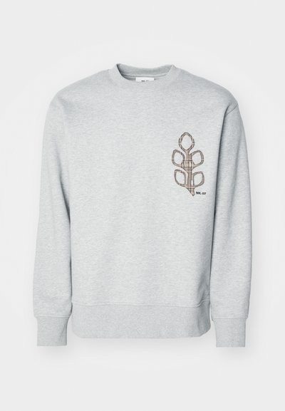 Grå sweatshirt i bomullsmaterial blandning med ribbade muddar och nederkant. Har en brun broderad bladdesign på vänster bröst.