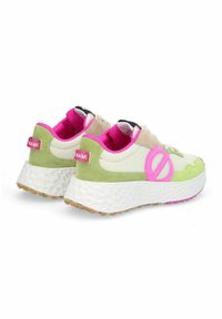 Bunte Sneakers mit einem Obermaterial aus Mesh, verziert mit Wildlederakzenten in Limettengrün, pinken Details und einer strukturierten weißen Sohle. Zuglasche am Fersenbereich.