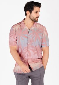 Kurzarmhemd in Pink und Hellblau mit Palmenmuster, ausgestattet mit einem abgestuften Kragen und Knöpfen an der Vorderseite. Hergestellt aus leichtem Stoff.