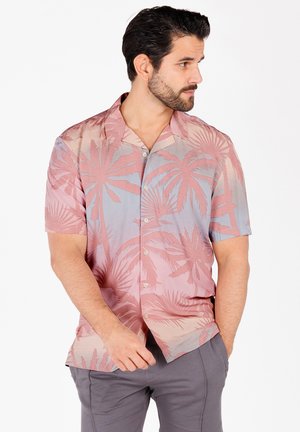 Kurzarmhemd in Pink und Hellblau mit Palmenmuster, ausgestattet mit einem abgestuften Kragen und Knöpfen an der Vorderseite. Hergestellt aus leichtem Stoff.