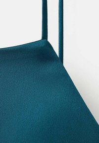 Teal satenasti top s tankastim naramenicama, glatkom teksturom i prilagođenim siluetom s suptilnim sjajem.