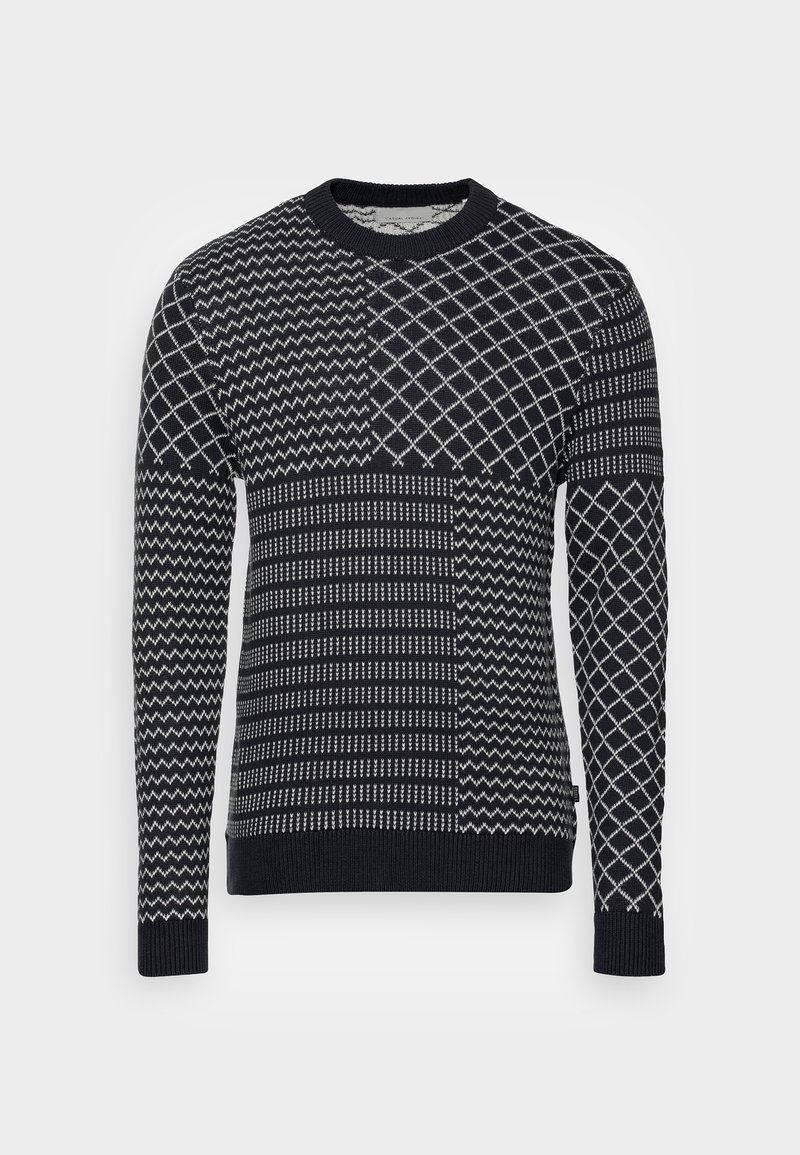 Pull bleu marine présentant des motifs géométriques mélangés en blanc, avec un col rond, des manches longues, des poignets et un ourlet côtelés. Tricot doux et texturé.