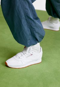CLASSIC LEATHER TRAINERS - Baskets basses - footwear white/pure grey