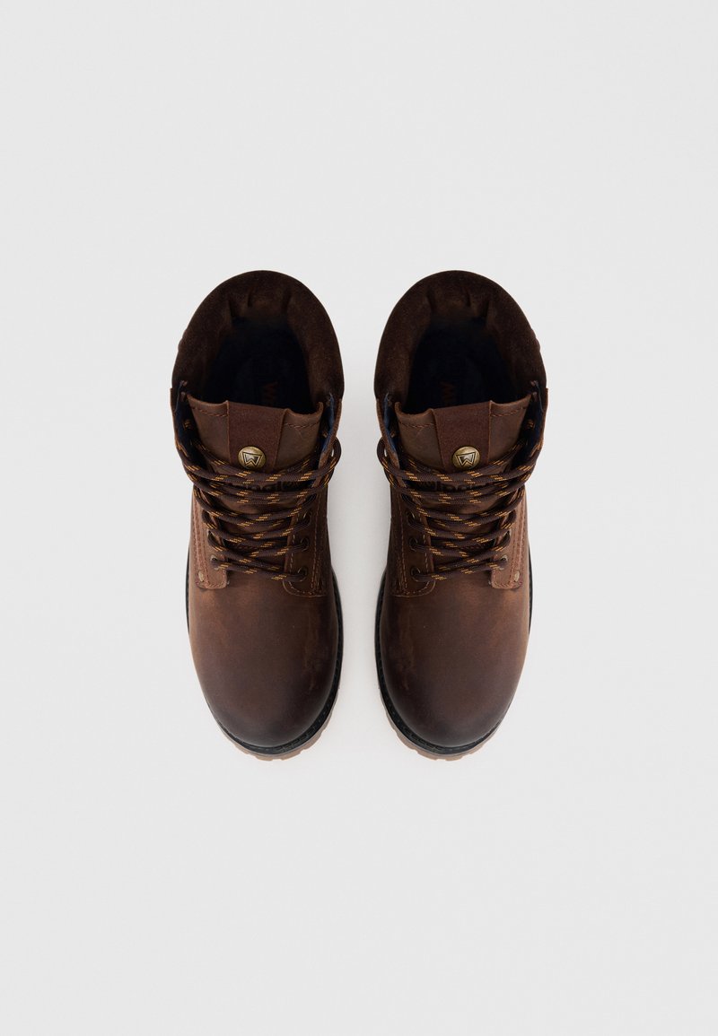 Braune Leder-Ankelstiefel mit runden Zehen, Metallösen und braunen, gelb gefütterten Schnürsenkeln. Weiche Polsterung am Kragen. Strukturiertes Gummisohle.