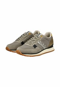 Zapatillas de ante y textil grises con acentos en negro, suela texturizada y detalles de logo. Presentan cordones redondos y un acolchado en el cuello.