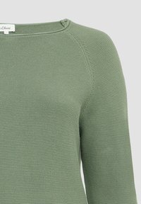 Gebreide sweater in olijfgroen, met een ronde halslijn en textuurstof. Zichtbare naaddetails verbeteren het ontwerp.