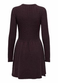 Robe en tricot violet foncé avec motif torsadé sur le haut du corps et les manches, manches longues, et jupe évasée.