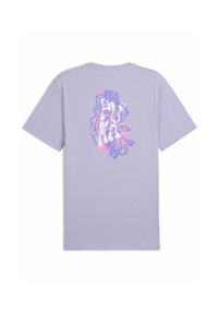 Lilla bomulds t-shirt med et levende, abstrakt grafisk design i pink og blå, placeret på ryggen, med korte ærmer og rund hals.