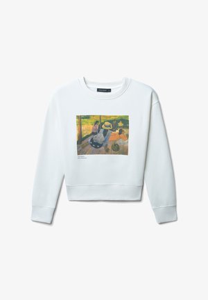Sweatshirt blanc présentant une impression du tableau "La Sieste" de Paul Gauguin, montrant quatre personnes se reposant en extérieur sur une terrasse en bois.