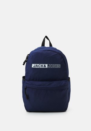 Zaino in tessuto blu navy con doppie tasche con zip, logo frontale "JACK & JONES" e manico superiore per un facile trasporto.
