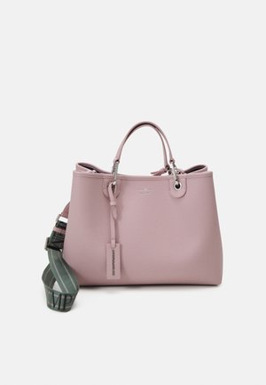 Sac à main en cuir structuré rose clair avec double poignées et bandoulière rayée verte amovible sur fond blanc.