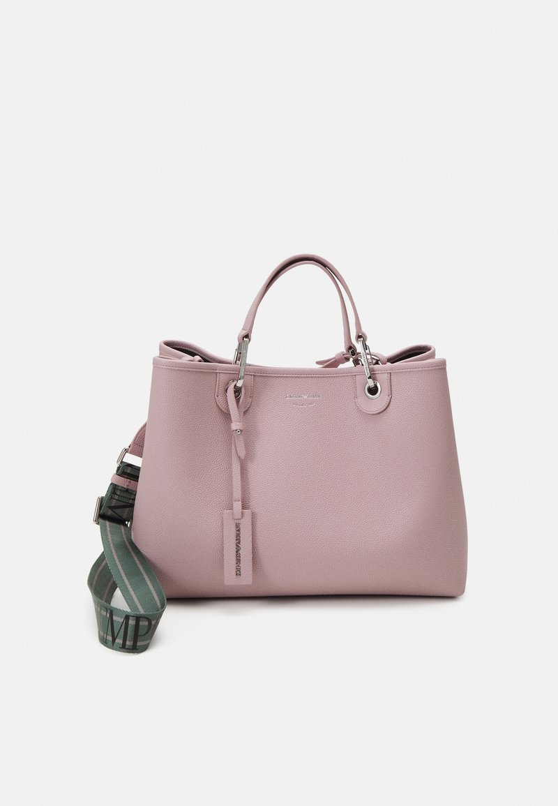 Sac à main en cuir structuré rose clair avec double poignées et bandoulière rayée verte amovible sur fond blanc.