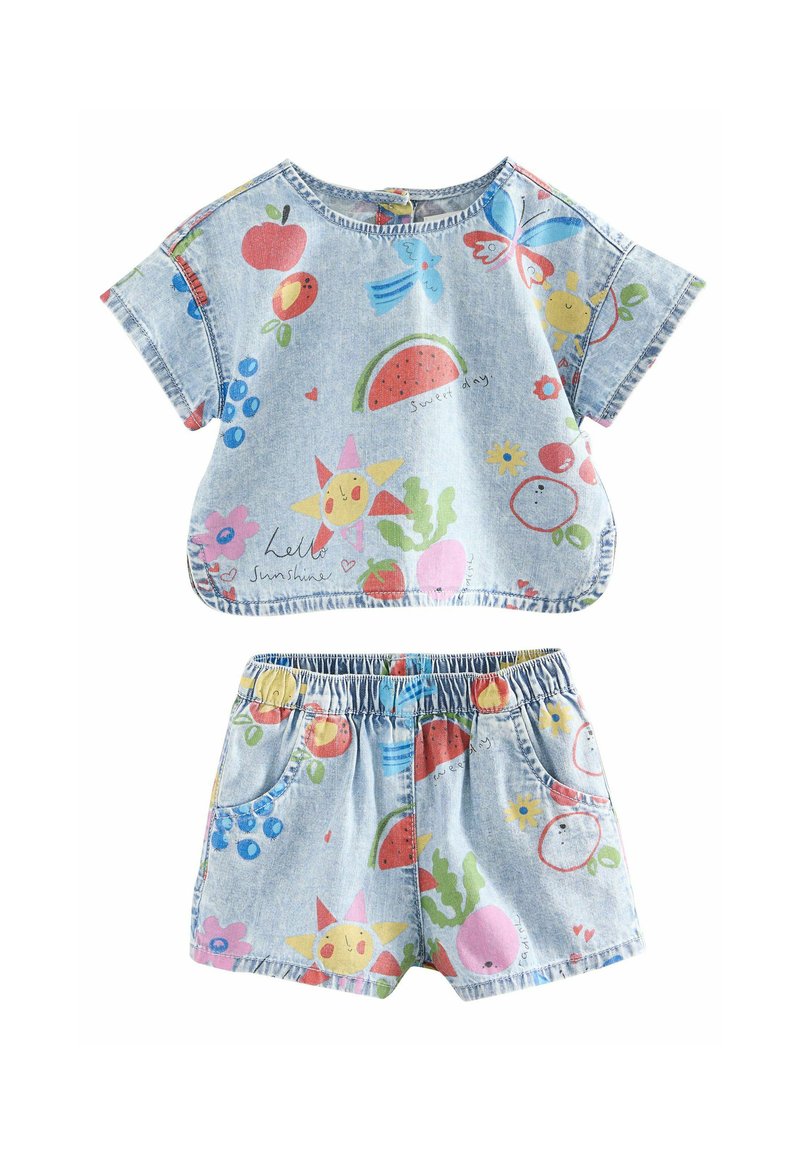 Denim to-delt outfit med en kortærmet top og shorts. Lys blå med farverige mønstre af frugt, blomster og smiley ansigt. Elastisk talje.