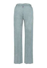 Pantalones anchos de color azul claro con un acabado texturizado y una cintura elástica que presenta un pequeño detalle morado en la parte trasera.