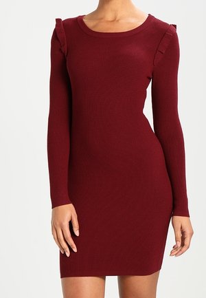Robe bordeaux à rayures avec des manches longues, ornée de volants aux coutures des épaules et d'une silhouette ajustée, conçue à longueur de genoux.