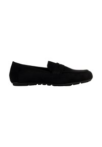 Mocassin en daim noir sans lacets avec un petit talon, un bout arrondi, et un détail de bride sur le dessus, vu de côté extérieur.
