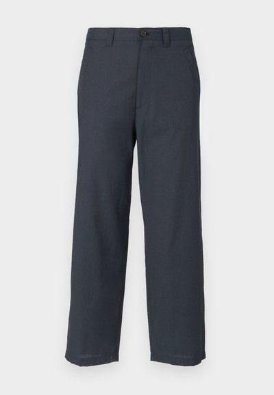 Pantaloni blu navy in tessuto liscio, con taglio a gamba dritta, due tasche frontali e chiusura con un solo bottone.