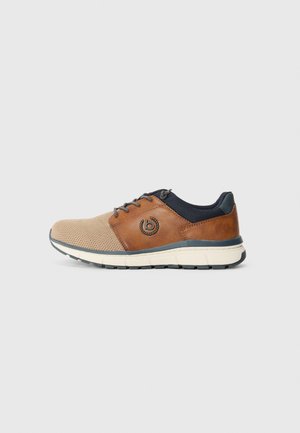 Baskets pour hommes avec une tige en mesh beige, des accents en cuir marron, des lacets gris et une semelle intermédiaire blanche avec un relief noir.